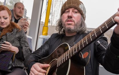 BADLY DRAWN BOY PLAYS UNANNOUNCED MINI GIG ON METROLINK TRAM 