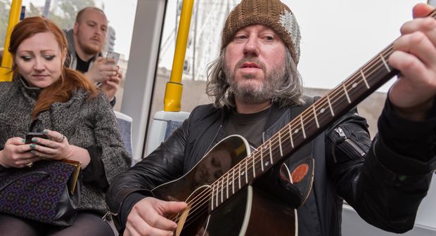 BADLY DRAWN BOY PLAYS UNANNOUNCED MINI GIG ON METROLINK TRAM 